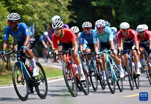 第十二屆環(huán)鄱陽湖國(guó)際自行車大賽激情開賽